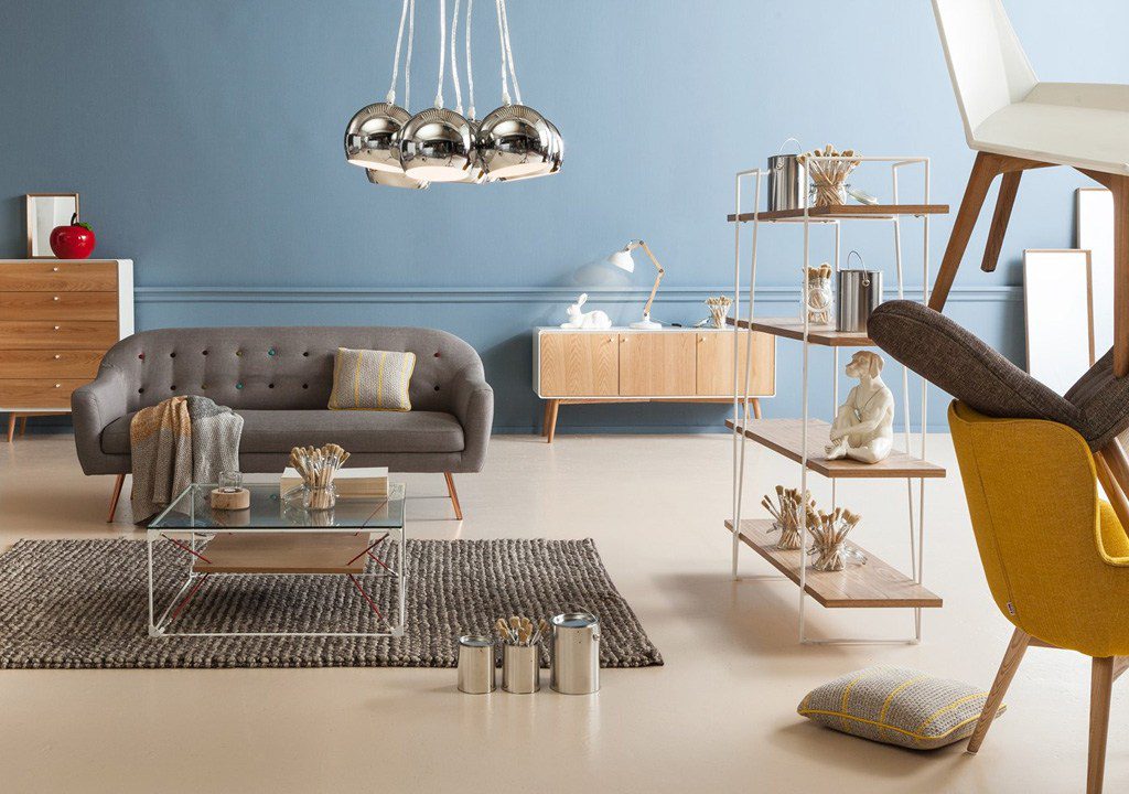 Modern living room with stylish furniture arrangement.
